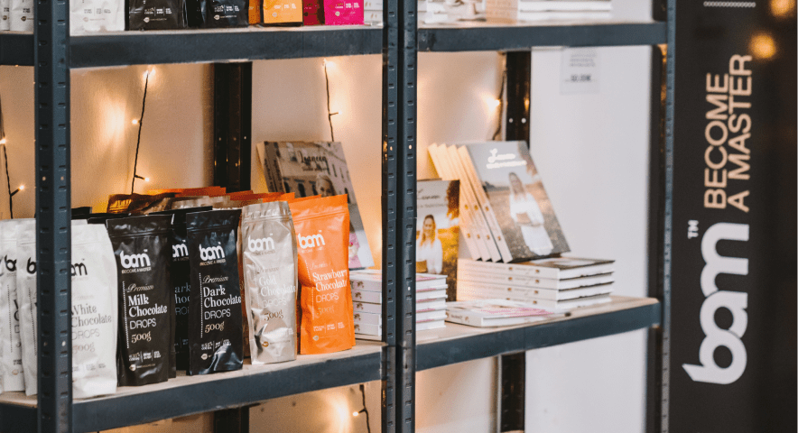 Spokojenost zákazníků je pro nás nejvyšší hodnotou. Chceme, aby naše výrobky byly skutečně chutné, užitečné a nesporně kvalitní. Nasloucháme tomu, co si přejete, a každý den tvrdě pracujeme na vývoji nových výrobků, nových spolupracích, rozšiřování do kamenných obchodů a rychlém doručování výrobků do vaší domácí kuchyně. Jaký by byl svět bez čokolády, dortů a dalších dezertů? Zajímá vás, kdo jsme? Klikněte zde a seznamte se s čokoládovým týmem. 