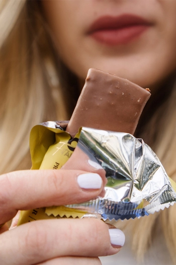 Proteinová tyčinka se sladidlem, banánem a arašídy