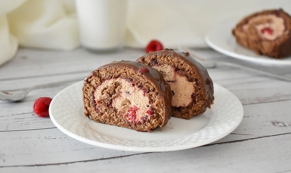 cokoládová roláda s malinami