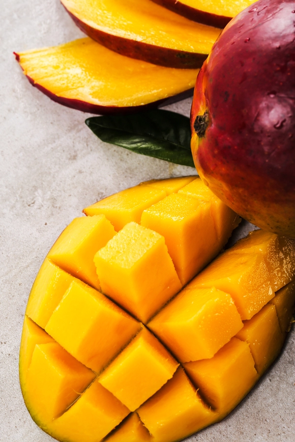 pěna s bílou cokoládou a mangovou polevou