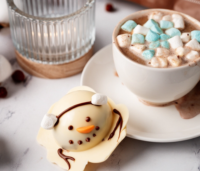 horká cokoládova sněhulák